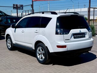 2010 Mitsubishi Outlander II Рестайлинг, белый, 1249990 рублей, вид 4