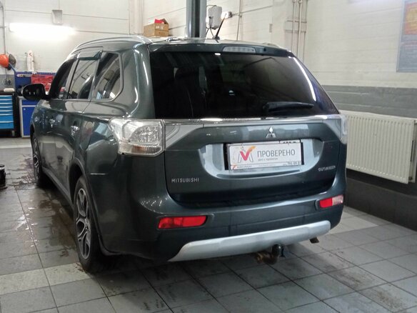 2014 Mitsubishi Outlander III Рестайлинг, серый, 1520000 рублей - вид 3