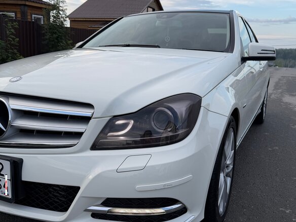 2011 Mercedes-Benz C-Класс 200 III (W204) Рестайлинг, белый, 1400000 рублей - вид 3