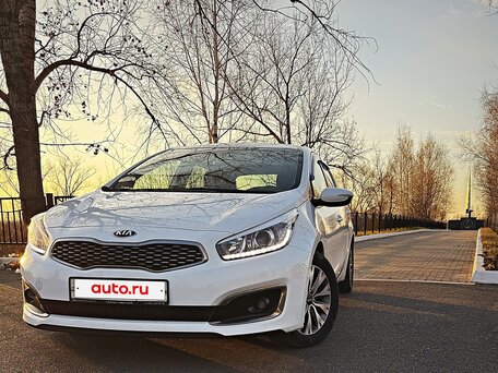 2018 Kia Ceed II Рестайлинг, белый, 1450000 рублей, вид 1