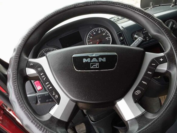 2008 MAN TGA, красный, 4500000 рублей - вид 9