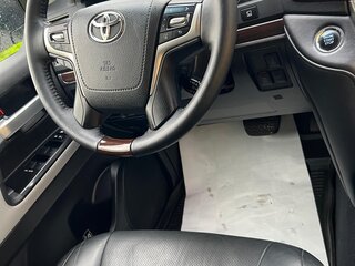 2017 Toyota Land Cruiser 200 Series Рестайлинг 2, белый, 5650000 рублей, вид 4