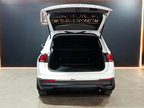 2021 Volkswagen Tiguan II Рестайлинг, белый, 2600000 рублей - вид 12