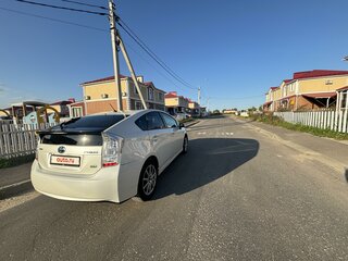 2010 Toyota Prius III (XW30), белый, 1100000 рублей, вид 4