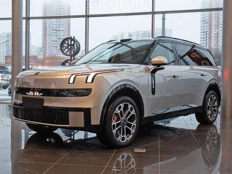 Lynk & Co 900
