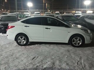 2013 Hyundai Solaris I, белый, 750000 рублей, вид 4