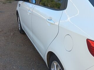 2013 Kia Rio 4-speed III, белый, 900000 рублей, вид 4