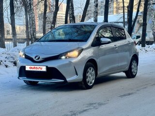 2016 Toyota Vitz III (XP130) Рестайлинг, серебристый, 950000 рублей, вид 1