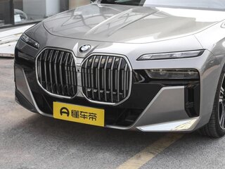 2025 BMW 7 серии 740i xDrive VII (G70), серебристый, 16780000 рублей, вид 2