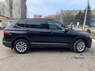 2017 Volkswagen Tiguan Allspace II, чёрный, 2350000 рублей, вид 3