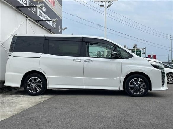 2021 Toyota Voxy III (R80) Рестайлинг, белый, 1790000 рублей - вид 6