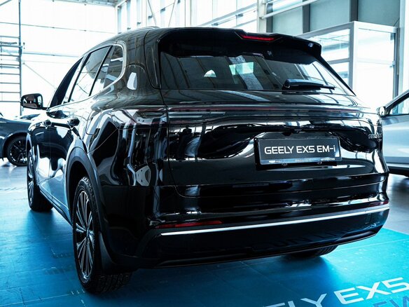 2026 Geely EX5 Гибрид EM-R, чёрный, 3829990 рублей - вид 5
