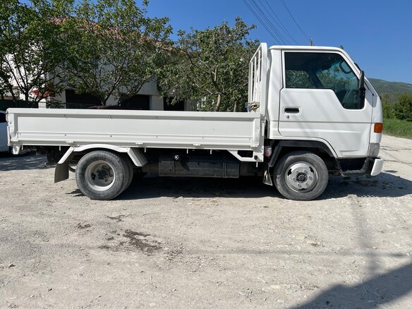 1999 Toyota Toyoace, белый, 1000000 рублей - вид 2