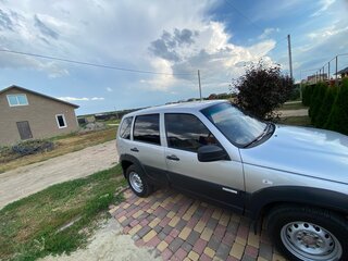 2013 Chevrolet Niva I Рестайлинг, серебристый, 530000 рублей, вид 2