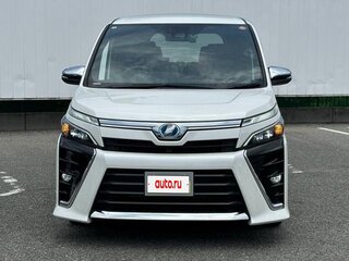2018 Toyota Voxy III (R80) Рестайлинг, белый, 1688008 рублей, вид 1