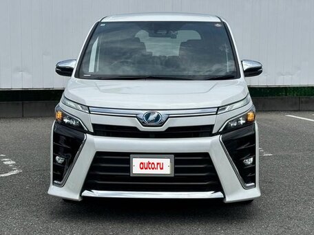 2018 Toyota Voxy III (R80) Рестайлинг, белый, 1688008 рублей, вид 1