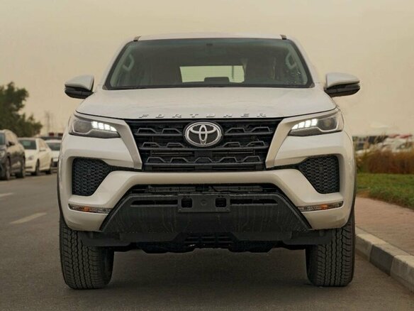 2025 Toyota Fortuner II Рестайлинг, белый, 5000000 рублей - вид 1