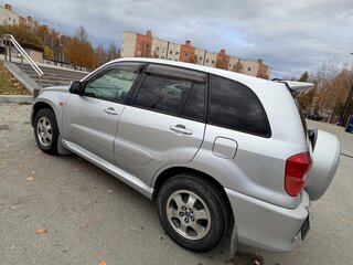 2002 Toyota RAV4 II (XA20), серебристый, 600000 рублей, вид 2