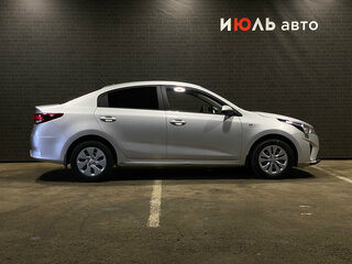 2021 Kia Rio IV Рестайлинг, серебристый, 1529000 рублей, вид 4