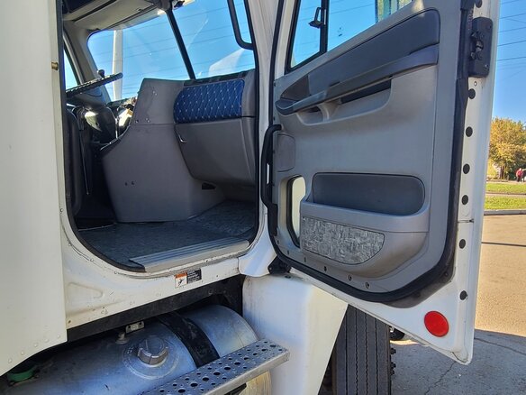 2004 Freightliner Columbia, белый, 1300000 рублей - вид 12