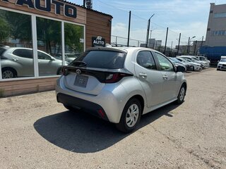 2021 Toyota Yaris IV, серый, 1149000 рублей, вид 4