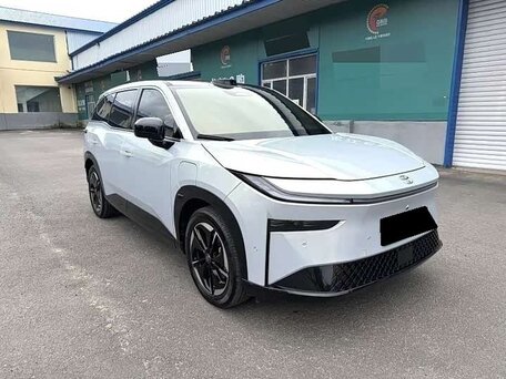 2026 Toyota bZ3X 58.3 kWh, серебристый, 2810000 рублей, вид 3