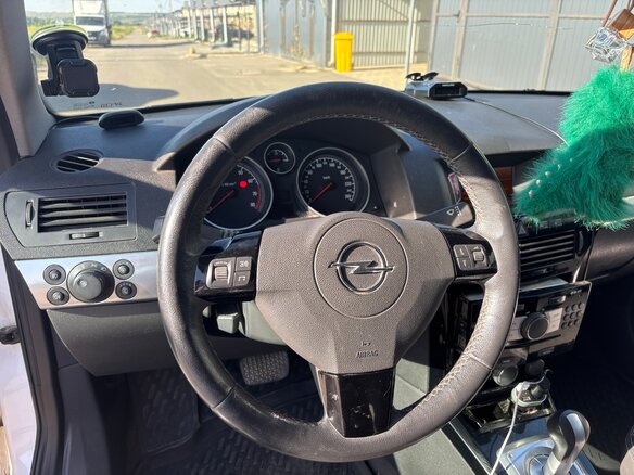 2010 Opel Astra GTC H Рестайлинг, белый, 520000 рублей - вид 5