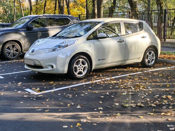 2012 Nissan Leaf (EM57) I (ZE0/AZE0), белый, 808000 рублей - вид 1