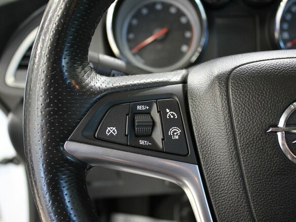 2012 Opel Astra GTC J Рестайлинг, белый - вид 12