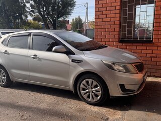 2015 Kia Rio III, серебристый, 700000 рублей, вид 1