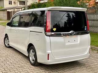 2020 Toyota Noah III (R80) Рестайлинг, белый, 2100000 рублей, вид 4