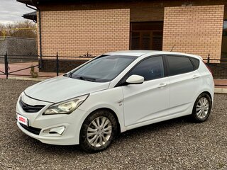 2015 Hyundai Solaris I Рестайлинг, белый, 700000 рублей, вид 1