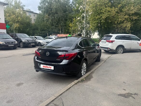 2013 Opel Astra J Рестайлинг, чёрный - вид 2