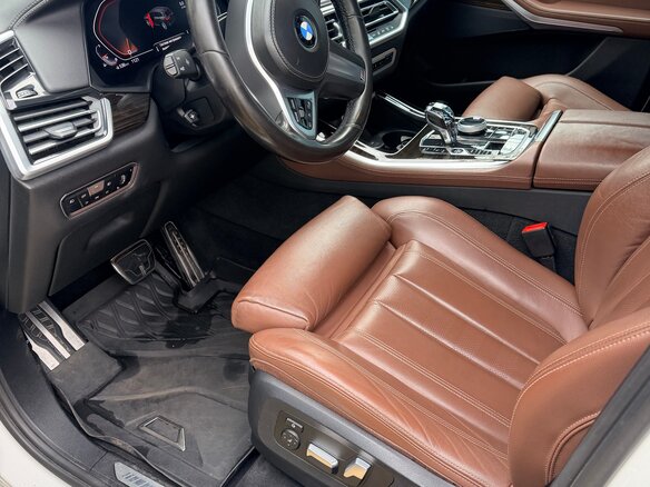 2020 BMW X5 40i IV (G05/G18), белый, 5730000 рублей - вид 3