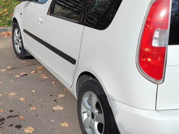2012 Skoda Roomster I Рестайлинг, белый, 750000 рублей - вид 1