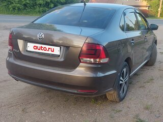 2015 Volkswagen Polo V Рестайлинг, коричневый, 700000 рублей, вид 4