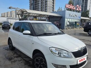 2013 Skoda Fabia II Рестайлинг, белый, 370000 рублей, вид 2