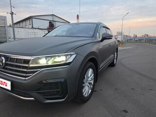 2019 Volkswagen Touareg III, серый, 5750000 рублей, вид 4