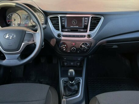 2019 Hyundai Solaris II, серебристый, 1080000 рублей, вид 3