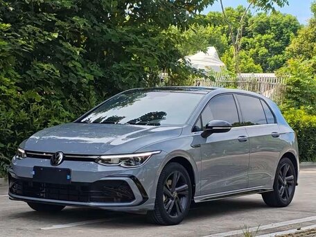 2023 Volkswagen Golf VIII, серый, 1890000 рублей, вид 1