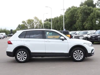 2022 Volkswagen Tiguan II Рестайлинг, белый, 2599000 рублей, вид 4