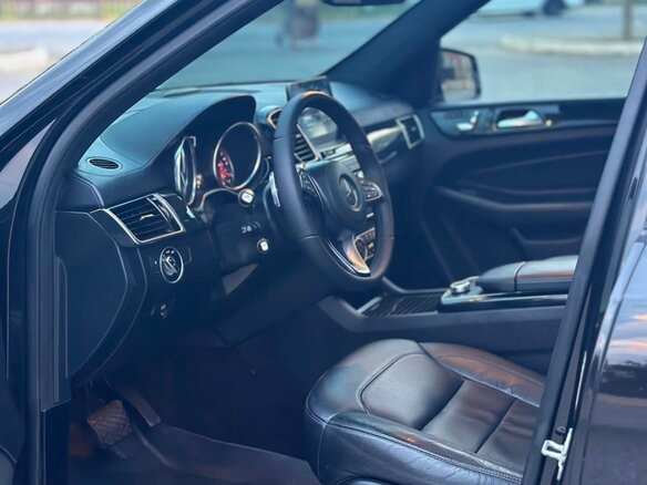 2017 Mercedes-Benz GLS 400 I (X166), чёрный, 3400000 рублей - вид 3