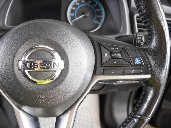 2018 Nissan Leaf II (ZE1), чёрный, 1699000 рублей - вид 16