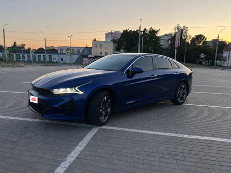 2021 Kia K5 III, синий, вид 1