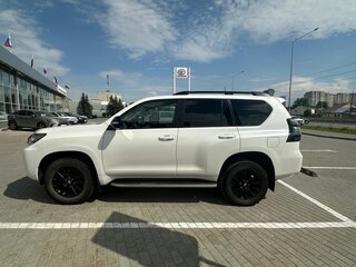 2021 Toyota Land Cruiser Prado 150 Series Рестайлинг 3, белый, 6500000 рублей, вид 3