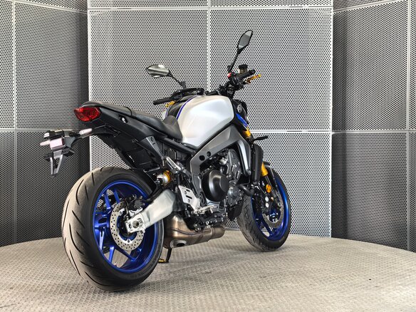 2023 Yamaha MT-09 (FZ-09), серебристый, 1149000 рублей - вид 7