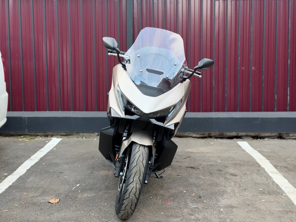 2026 Honda Forza, бежевый, 1600000 рублей - вид 4