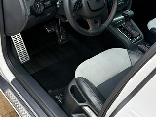 2012 Skoda Octavia RS II Рестайлинг, белый, 2100000 рублей, вид 4