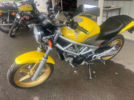 2009 Honda VTR 250, жёлтый, 300000 рублей, вид 1