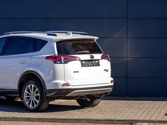 2017 Toyota RAV4 IV (XA40) Рестайлинг, белый, 1995000 рублей - вид 9